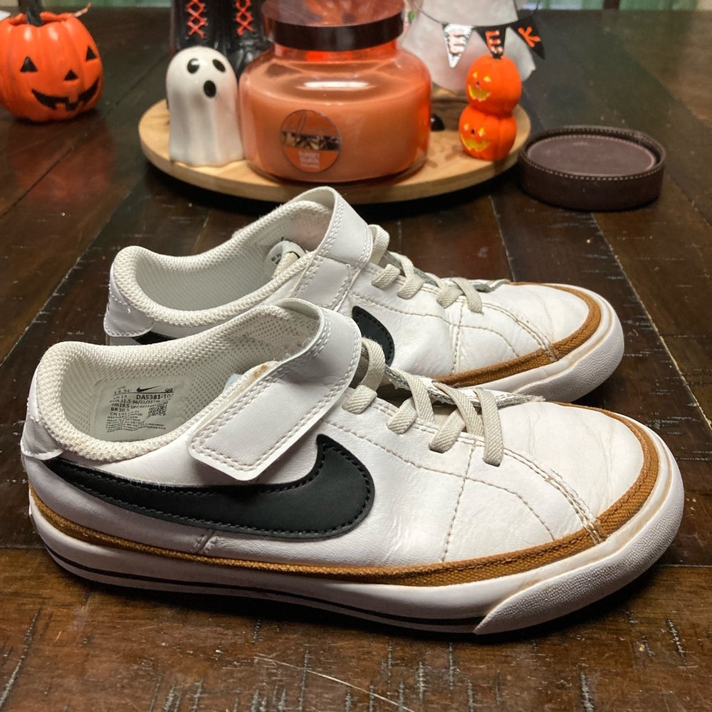 ⭐️ SOLD ⭐️🔥Boys 13.5C Nike Court Legacy shoes